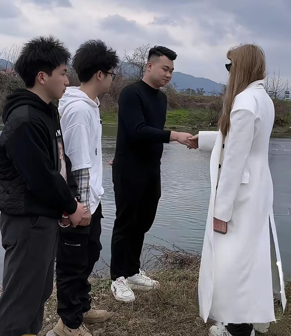 少妇同时跟三个男的相亲，一开口就说“我离过婚”，黑衣男直接蹦“二手的不考虑”，扭