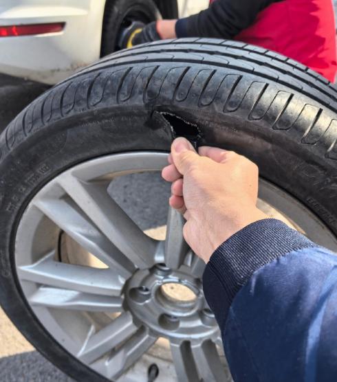 现在很多汽车轮胎都比较的高档，一条就1000多。有的时候轮胎坏了，车友们并不愿意