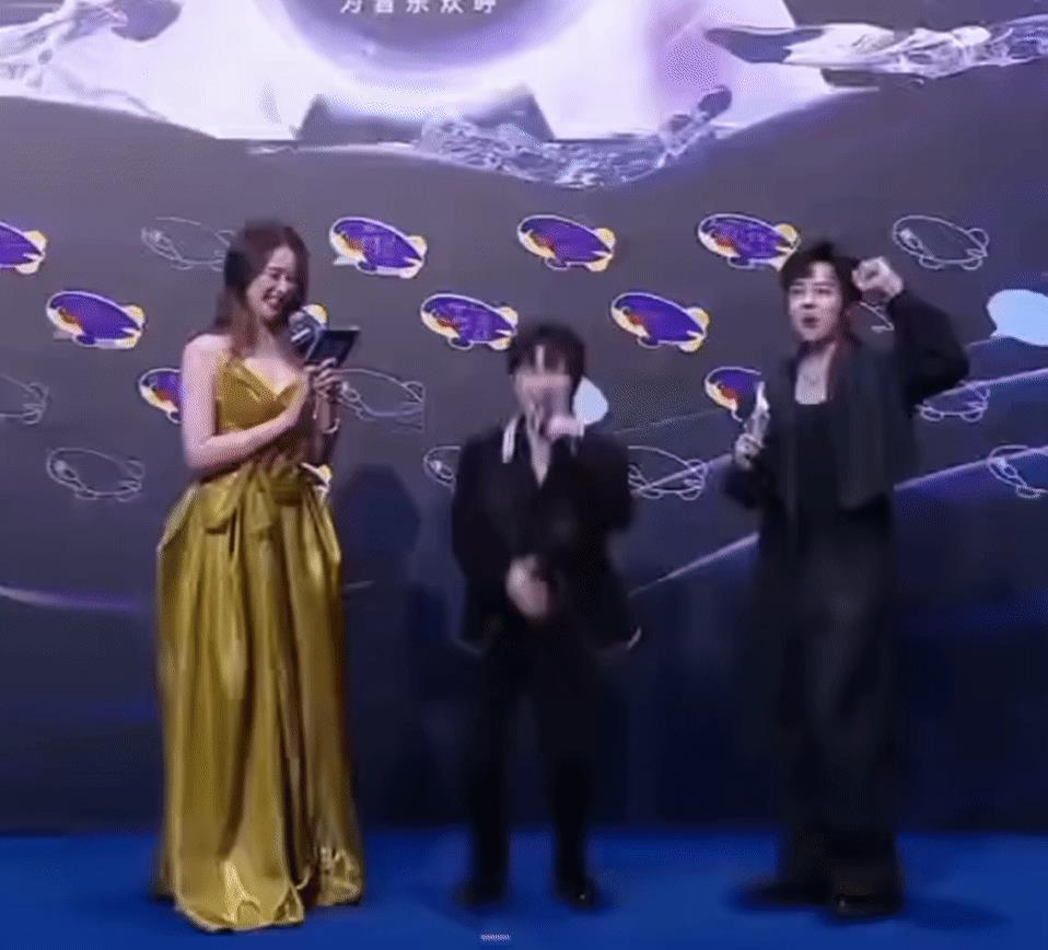 萱妞:我觉得，那些饭圈里，只因做粉丝的没为偶像花费足够金钱，就随便开除他人粉籍的