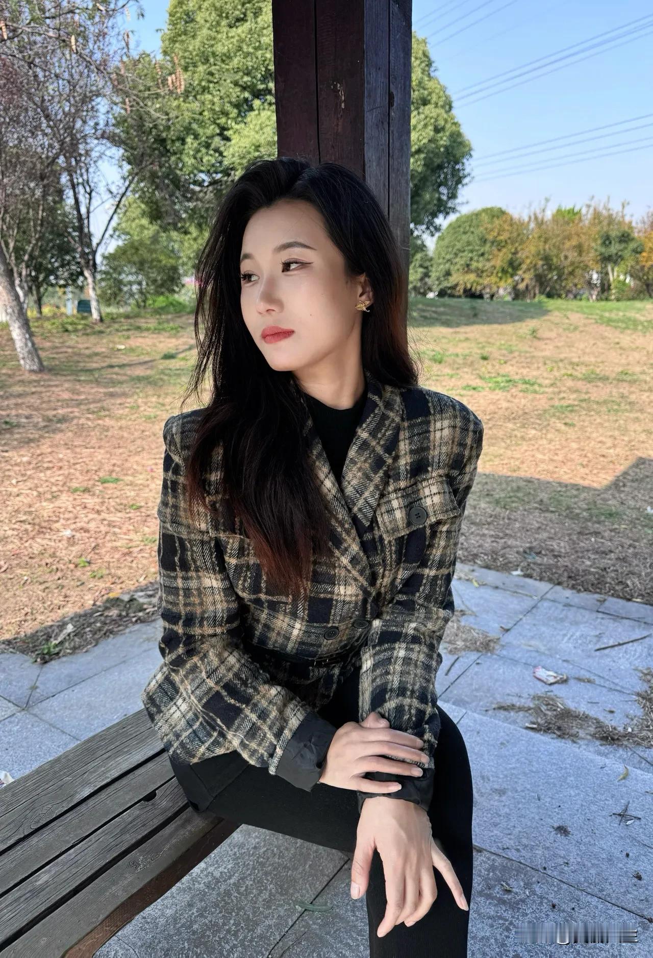 任何时候，距离都是有必要的，不过份倾诉自己，不过份渗透别人。若人走情凉，就守心自