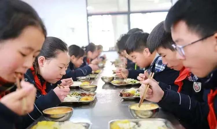 上海中小学生午餐AB餐上央视新闻了，无数家长都向上海投来羡慕的眼光。上海中小学