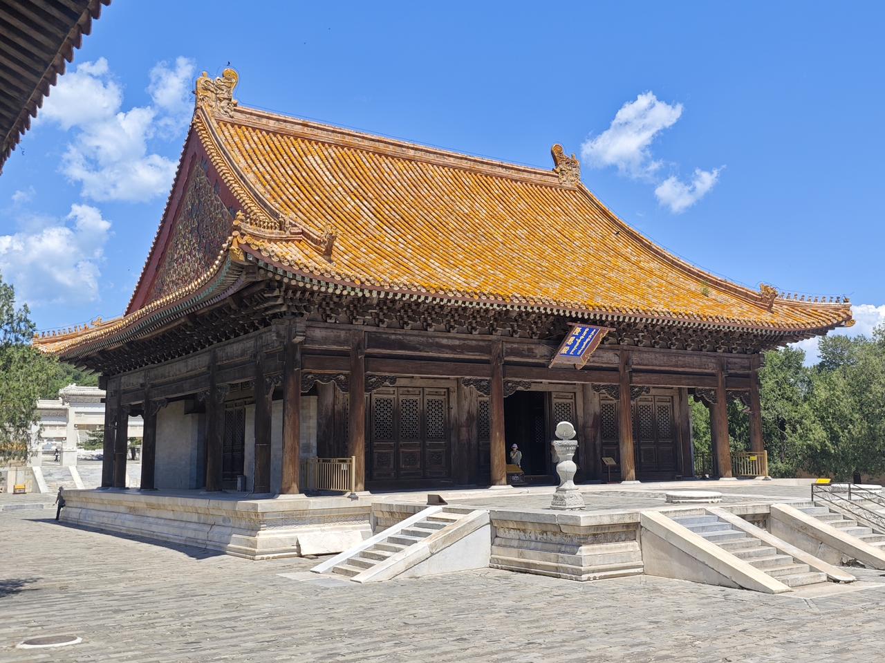 河北易县的清西陵（道光帝），以永宁山为屏障，易水河为襟带，清静素雅，外俭内奢。