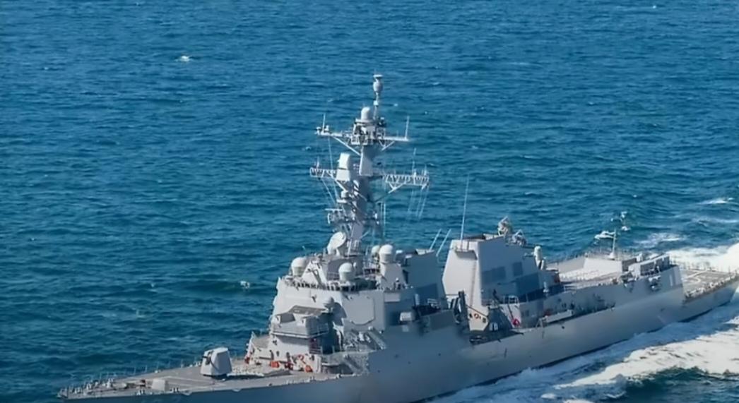 有伊朗消息击中伯克级驱逐舰与油轮。当地时间3月4日凌晨(北京时间约10:30)