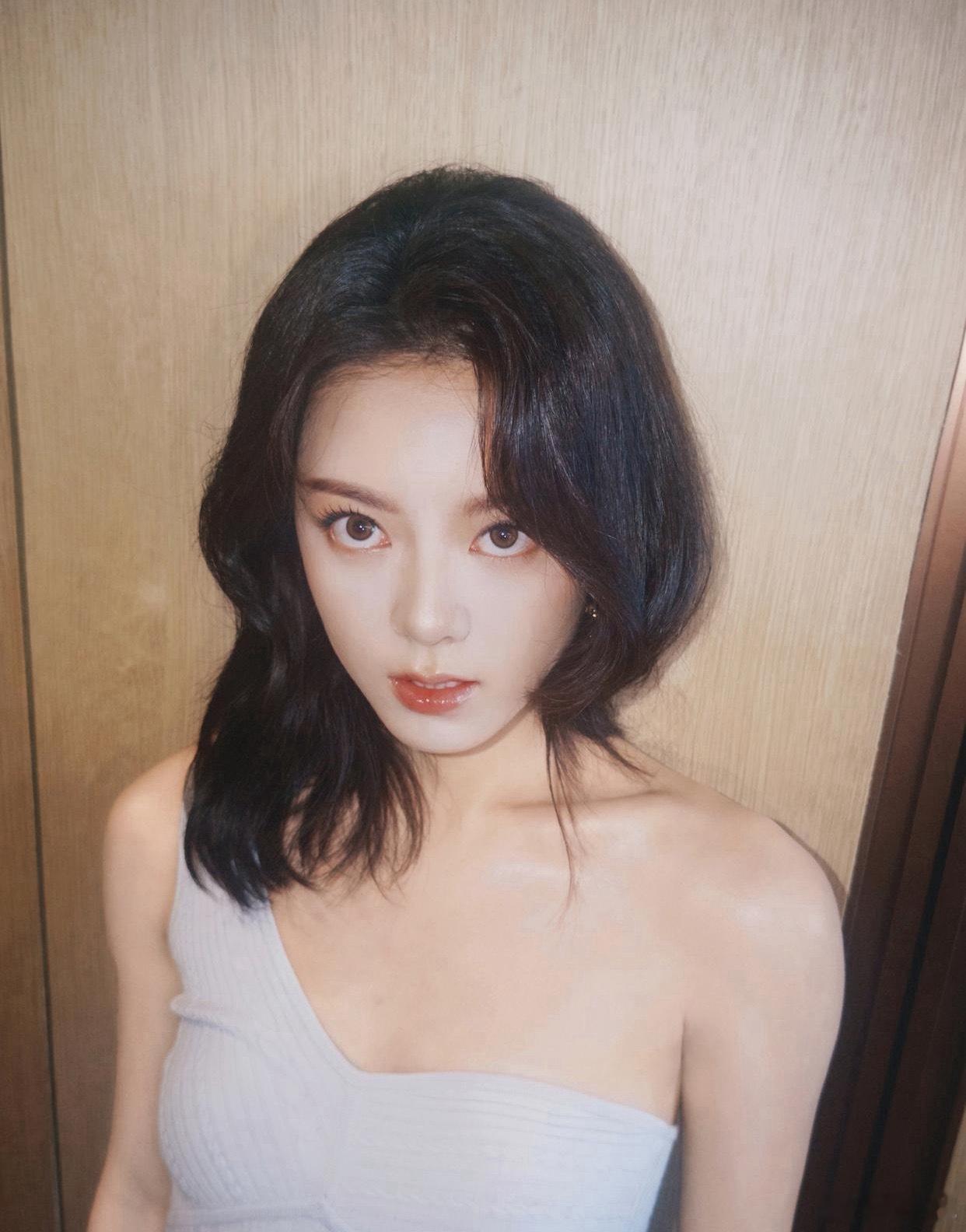 1.赵今麦还是乖乖女一枚，家里管的紧，她自己也不会撩，所以身边没什么桃花，她很听