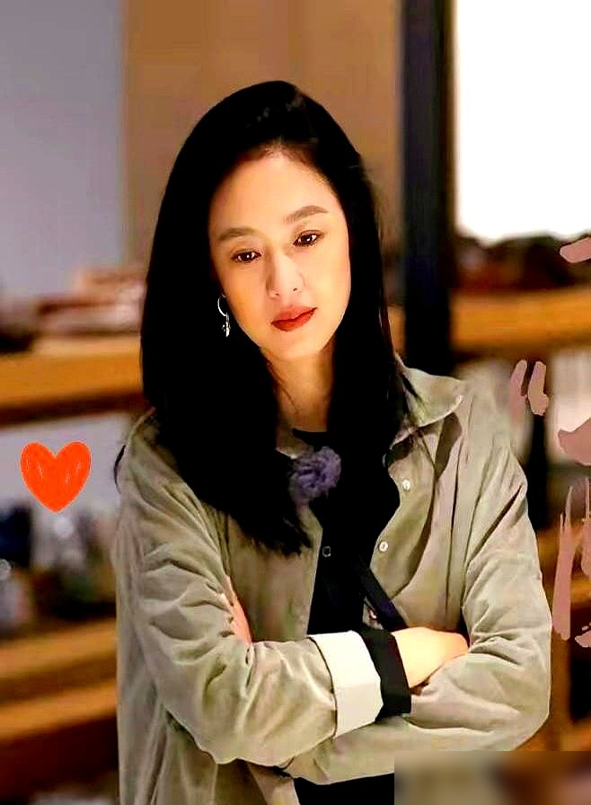 姜文在片场发火摔碗，周韵当众一拍桌子：你给我坐下。全场瞬间安静。姜文愣了两秒，真坐下了。这哥们儿拍《
