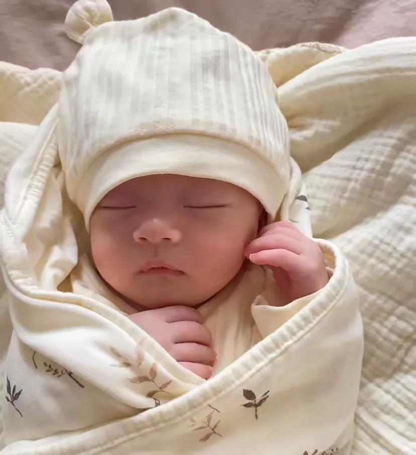 广西一产妇分娩时突发羊水栓塞，心跳骤停，医生抢救半小时宣布没救了。婆婆冲进产房跪