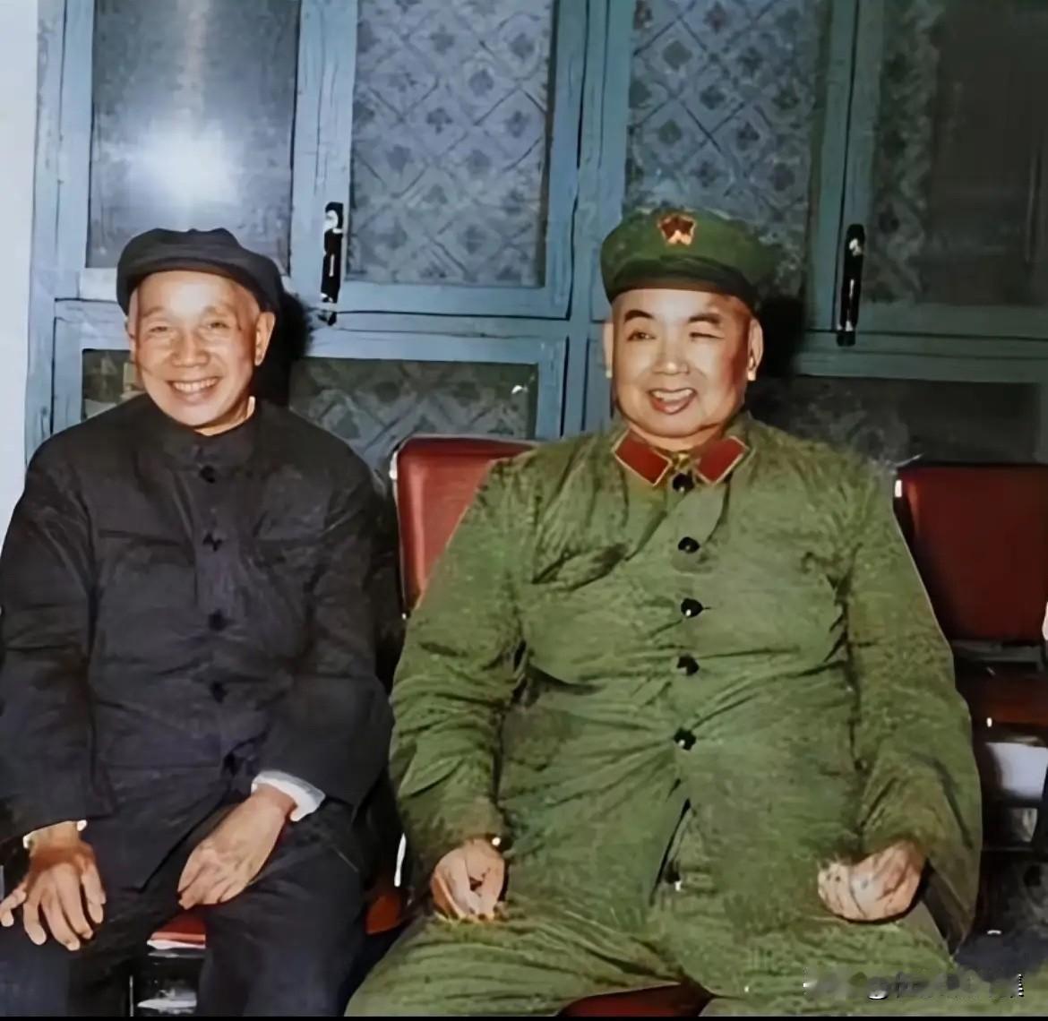 上世纪八十年代，粟裕大将和许世友上将和的合影，面带笑容，十分融洽。要知道，在革命