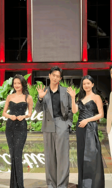 谁能信，舒淇比张婧仪大了23岁！这年龄差做母女都完全没问题吧！可是看看舒淇这状态