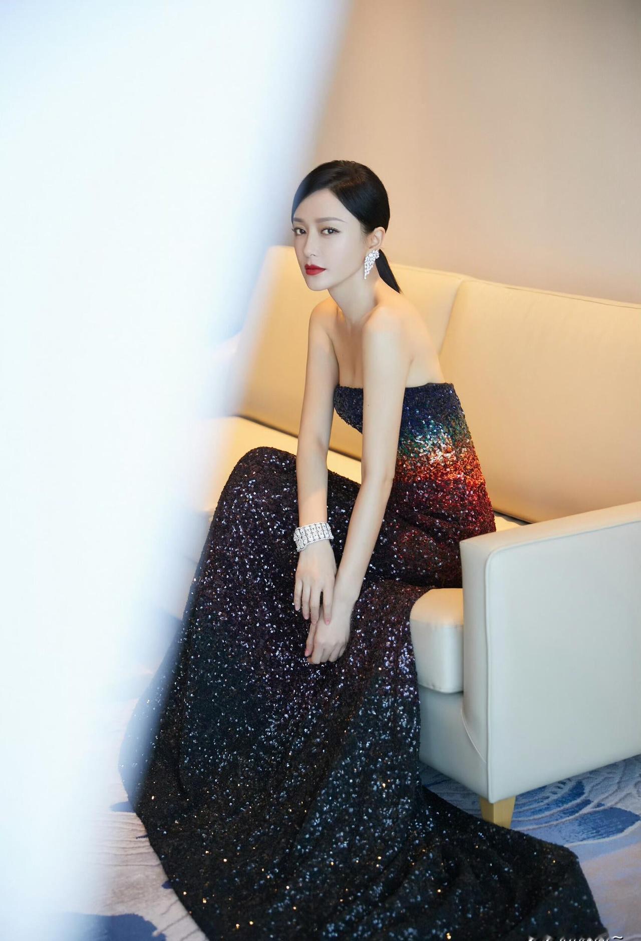 谁说45岁不能驾驭百万亮片？秦岚最新大片，直接改写中年女性的穿搭公式。看这组