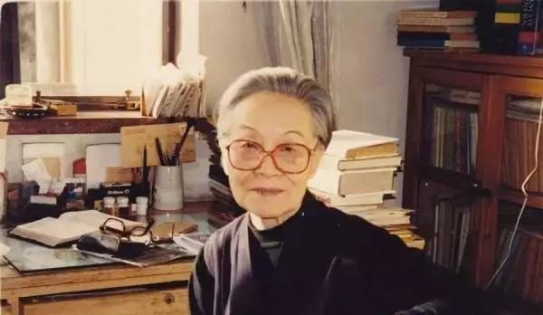 1997年，86岁的杨绛看着已病若膏肓的女儿钱瑗，贴在她耳边轻声道：“安心睡吧，