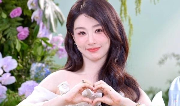 今天杨紫在出席活动的时候搭配一件很美的白色裙子，看起来格外的漂亮，气质超好。
