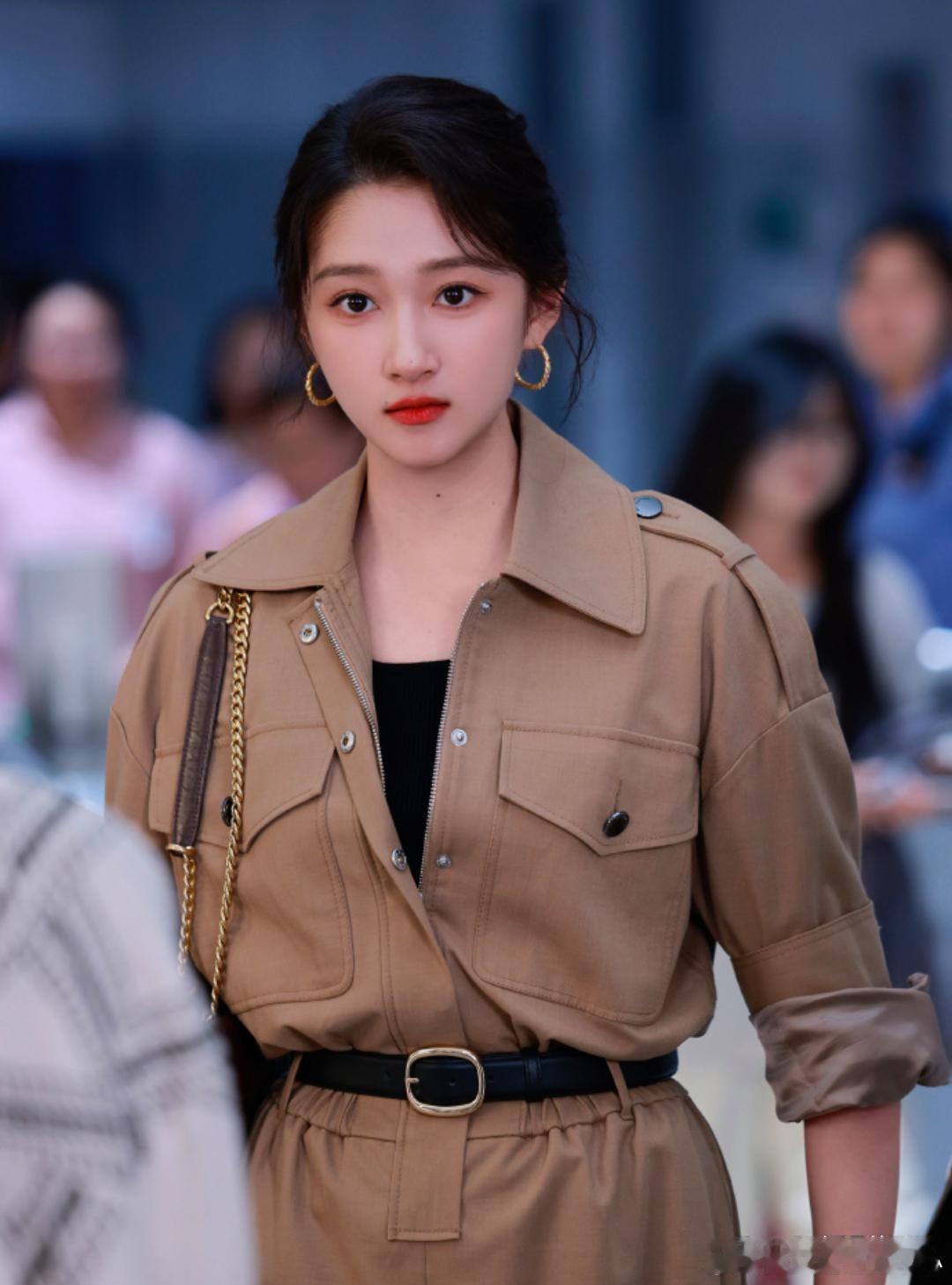 1.关晓彤在接触鹅的悬疑剧《红掌》，导演黄天仁，这个项目是定女选男的本子。2.杨