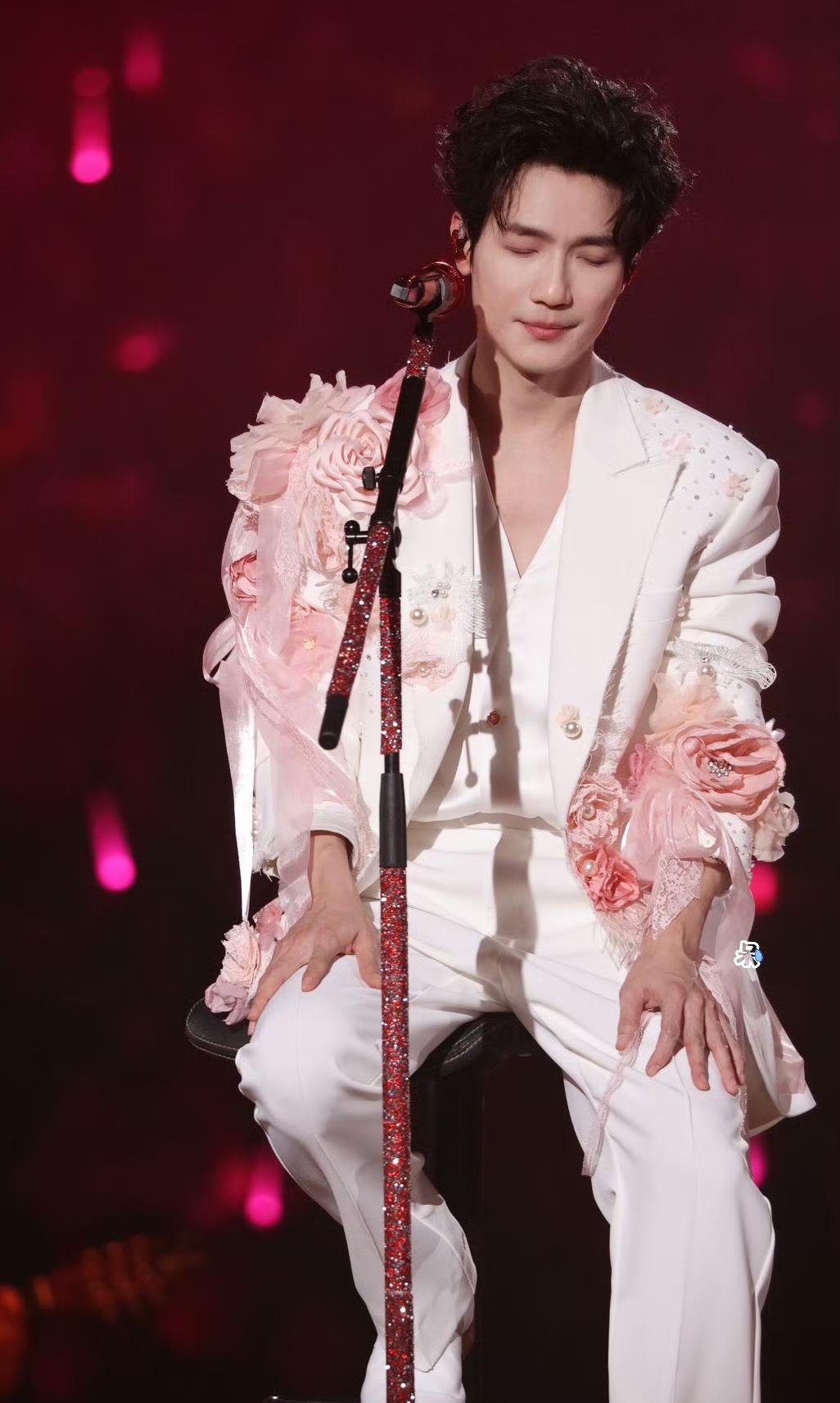 陈楚生北京场荒芜之境，这也太美了吧！一开场就迅速冲上热搜，“拥抱老己”，有多