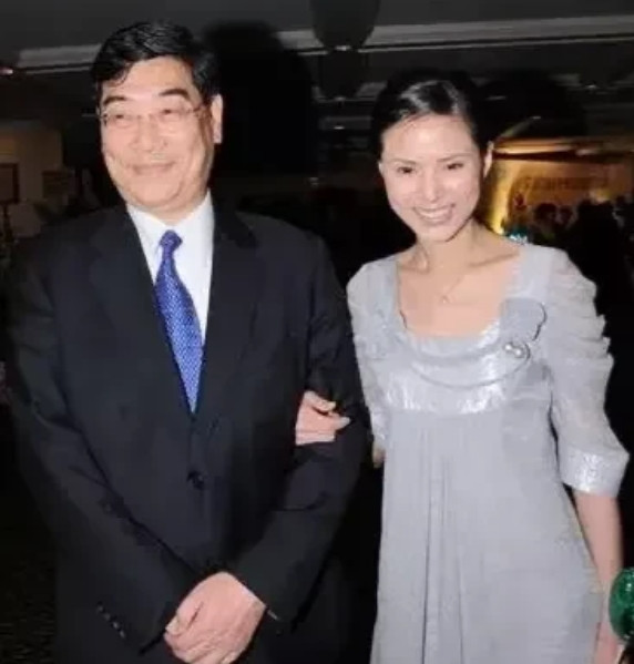 2013年，李若彤在飞机上偶遇周润发，连忙过去打招呼，周润发问她:“你现在怎么不