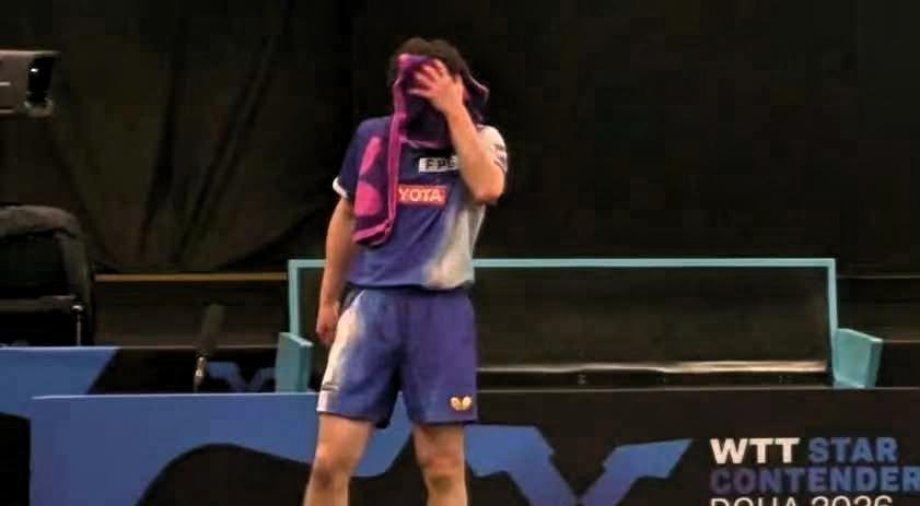 再次被薛飞淘汰：张本捂脸哭了世界排名72位的国乒选手薛飞，从资格赛一路稳扎