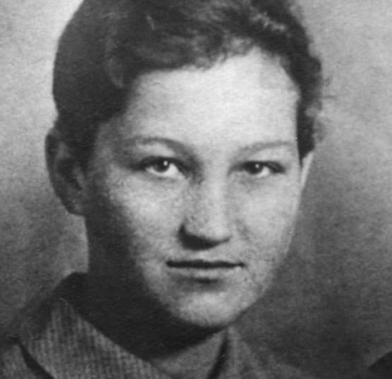 1941年，苏联女英雄卓娅，牺牲前的最后一张照片。画面中的卓娅无精打采，看似穿戴