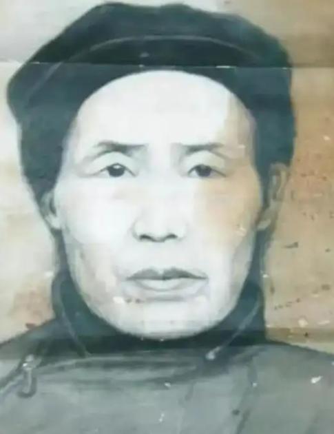 1928年，一位红军战士被敌人追得走投无路，眼看就要被搜出来，路边一位好心的农妇