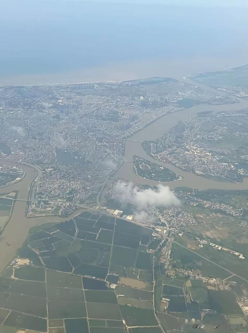 从飞机上看湛江吴川市区。吴川市区的地理位置其实算非常不错了。城区紧挨着海边而建，