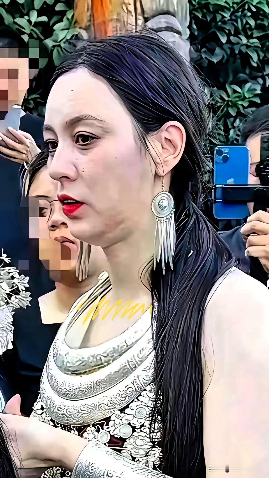 说真的，几百个手机怼着唐艺那张脸的时候，我第一反应也是：就这？吵吵闹闹的，跟庙