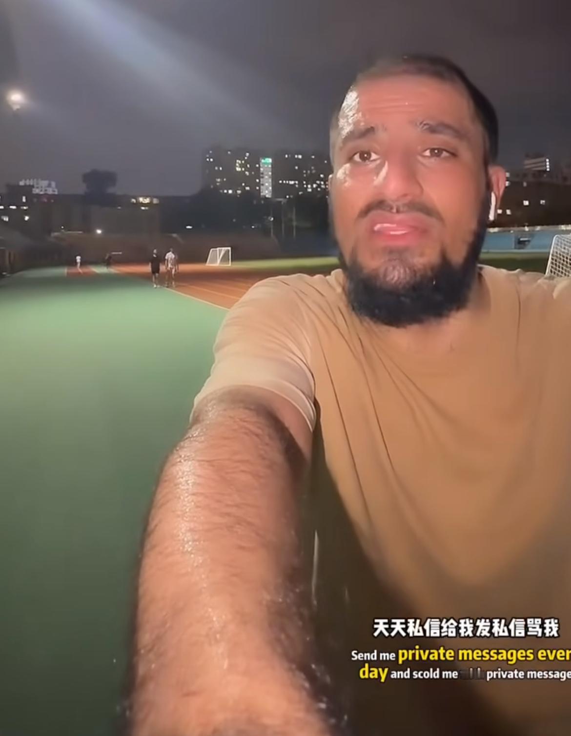 这个博主吐槽那些黑子不要再私信骂他了，他是不会离开中国的，自己在这边工作生活了六