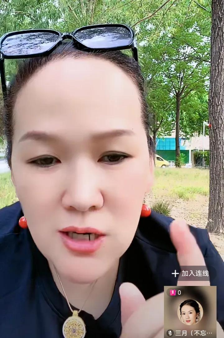 太好了，李老师今天晒出四个文件袋！今天下午，三月在直播中分享了令人振奋的