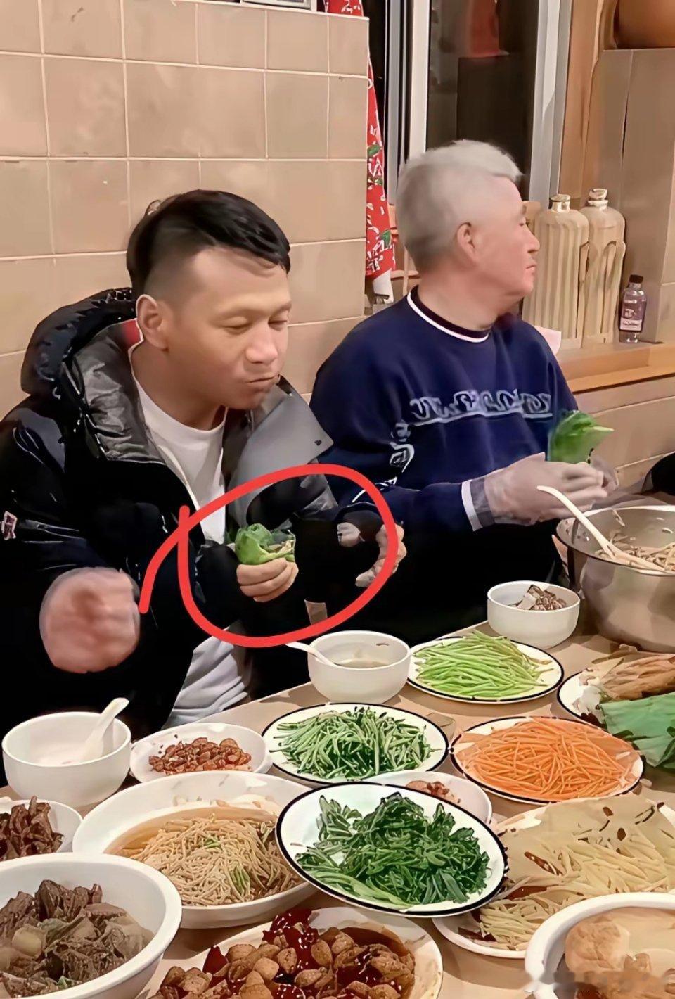 这个属实厉害了，赵本山和徒弟们，朋友们家庭聚会，吃的都是东北的传统菜，有没有东北