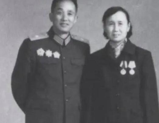 1947年解放军师长大腿根部中弹，19岁女护士前来换药，他当场红脸大喊换男护