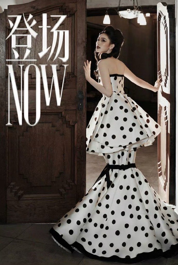 林允拍了三个年代的自己从旗袍婀娜到烟火灵动，再到如今的自信耀眼，林允不仅复刻角