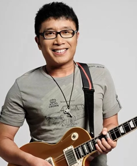 2004年，好友李健非常严肃地劝庞龙：听我的，千万不要唱《两只蝴蝶》，它可能会毁