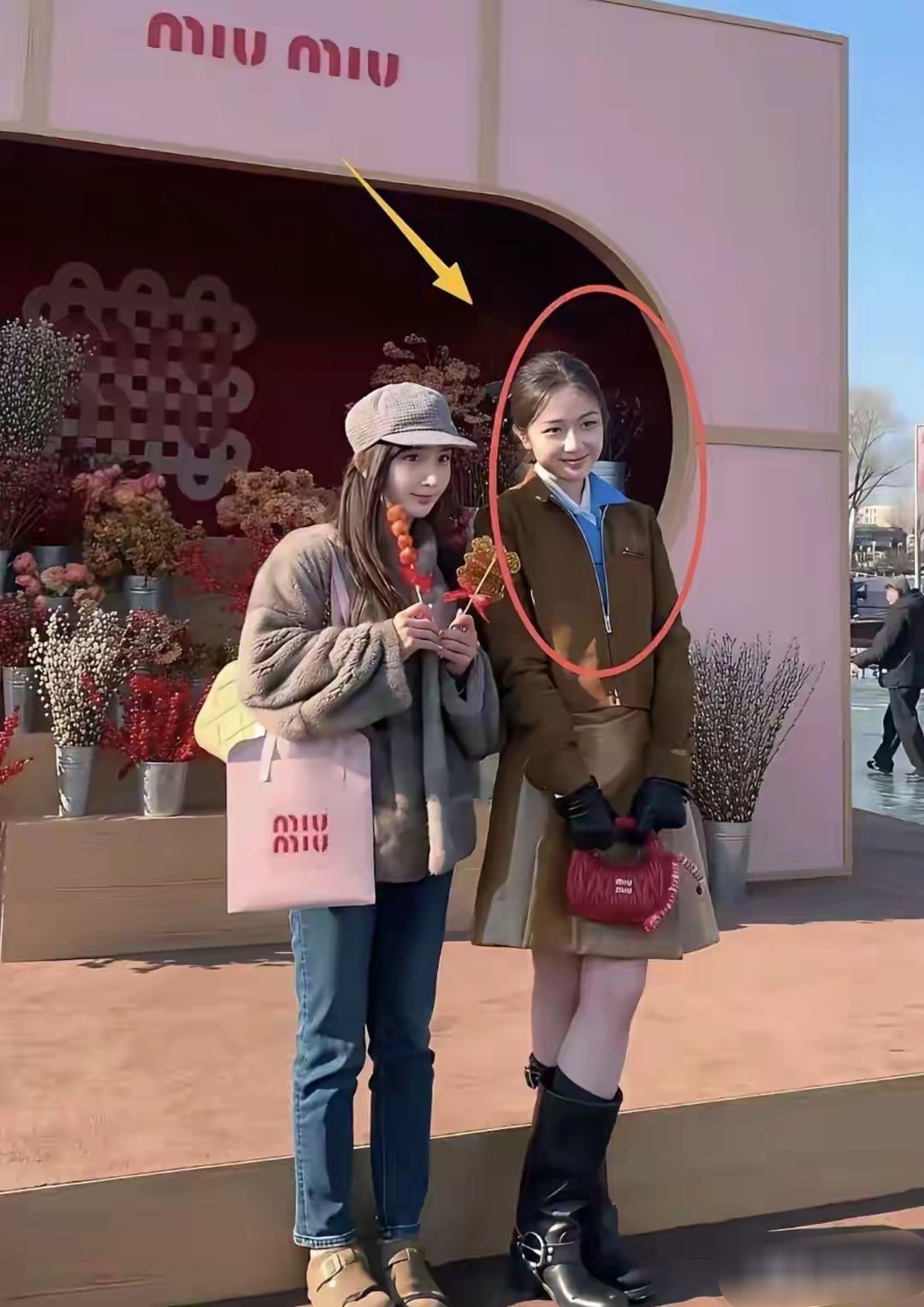 第一次见到路人跟明星合影，竟然比明星还要漂亮。