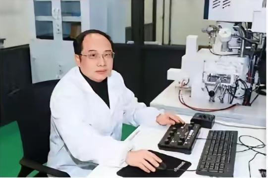 这事儿简直是把人惊得下巴都掉了！一个大学的博士生导师，一个顶着各种光环的引进人才