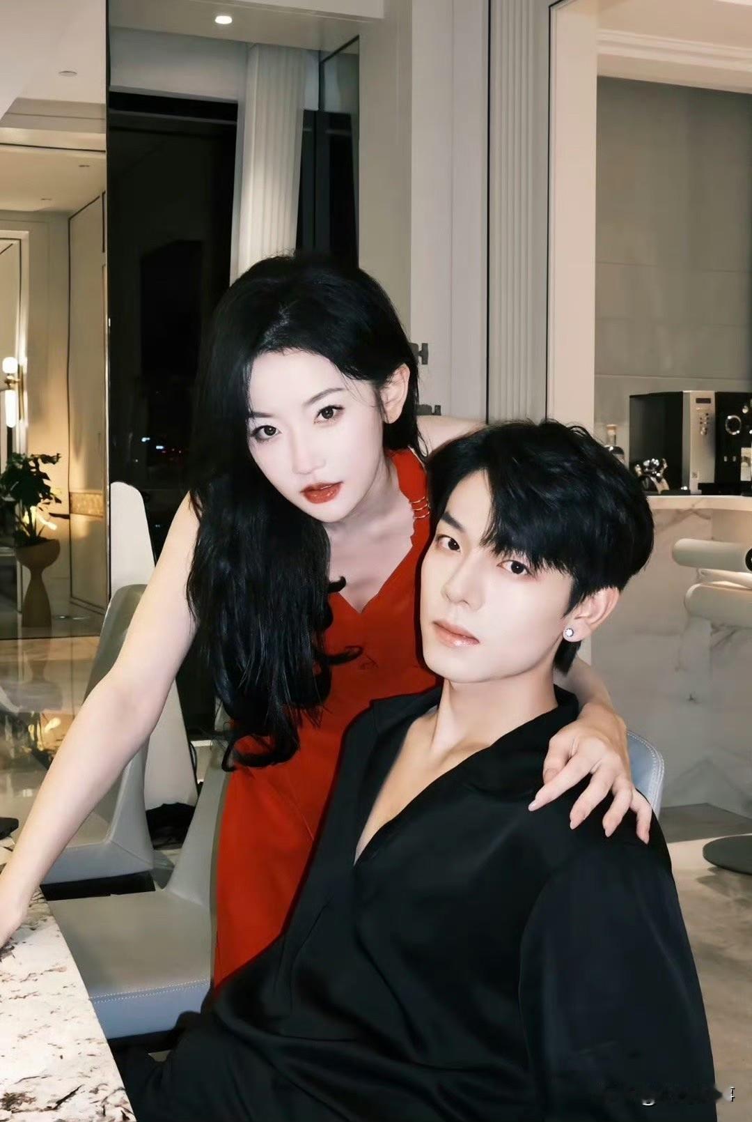 短剧真情侣就是好嗑说到真情侣第一个想到的就是韩雨彤曾辉了吧表面御姐✖️