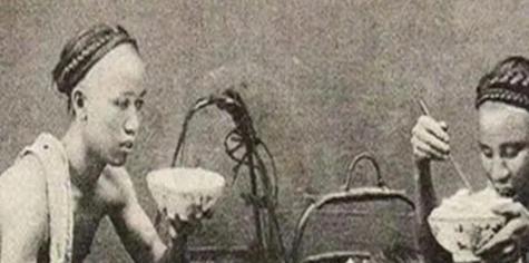 1953年，李鸿章的孙子李子嘉，身着破烂衣服，踉跄着走到一个湖边，纵身一跃跳了进