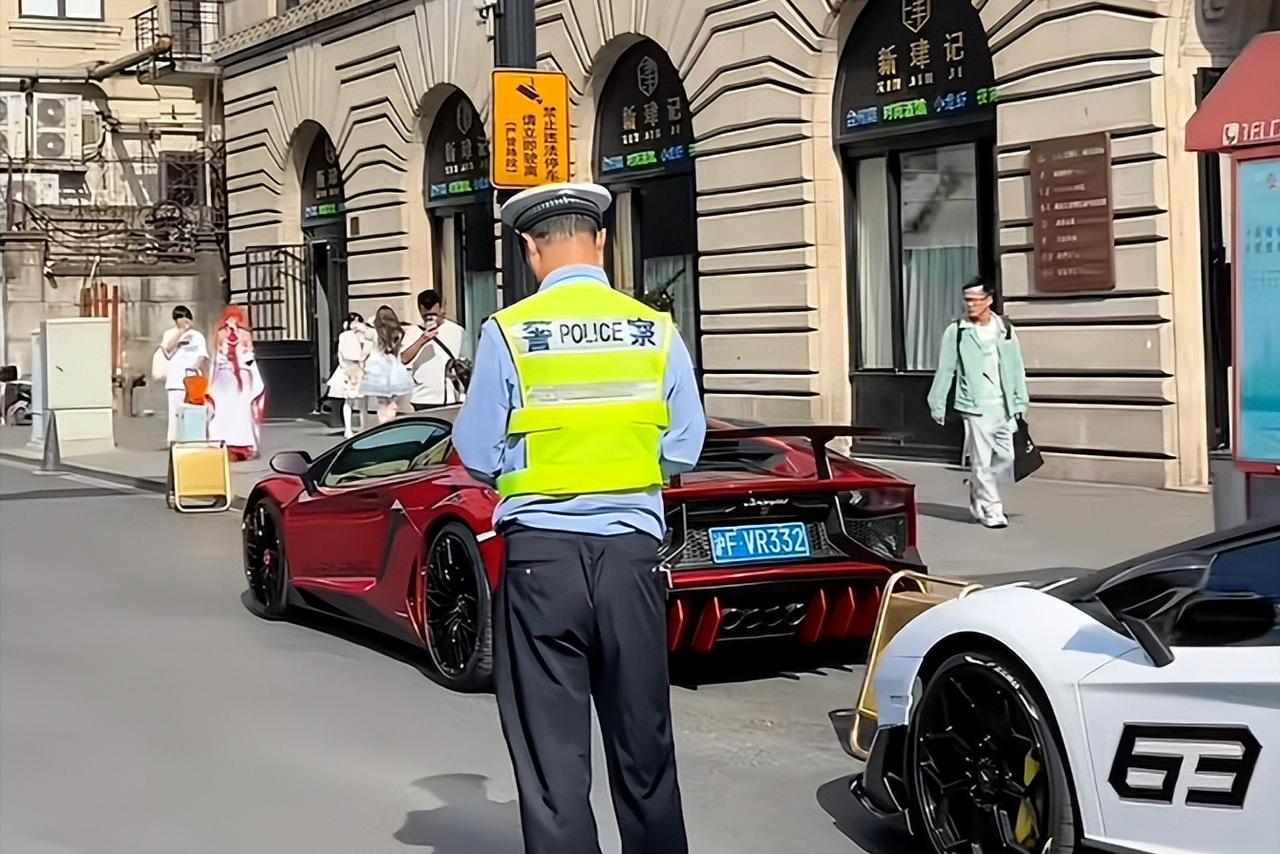 白冰偷税千万后首现身，主打一个祸不单行。刚因偷税911万被罚1891万，全网