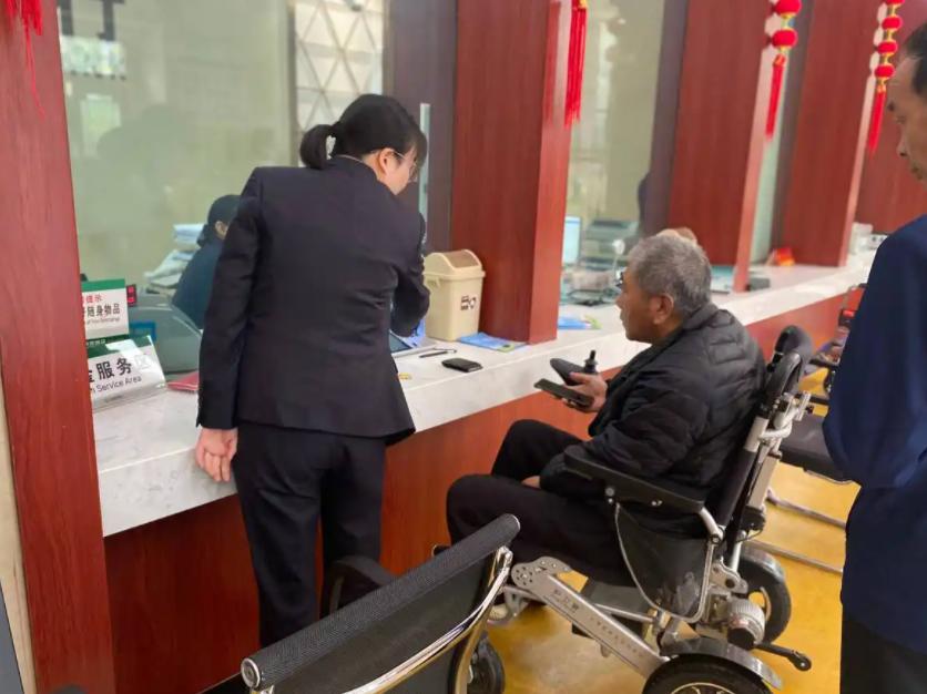 会上没明说退休金涨不涨，但一句“要找到没交社保的人”，直接把我点醒了。说白了，这