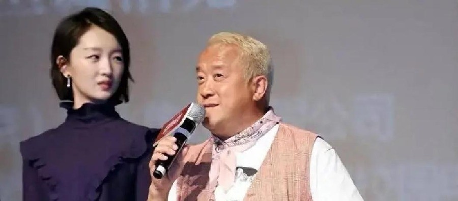2016年，曾志伟在一个公开活动上伸手扶了周冬雨一把，台下站着十几个人。这个动作被人单独裁出来，配上