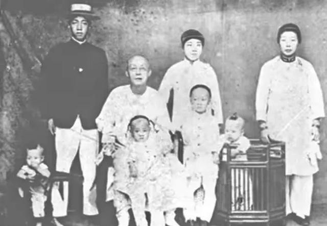 1911年，林徽因叔叔林觉民牺牲后，遗书由友人带回老家，途中遇到土匪，土匪看完遗