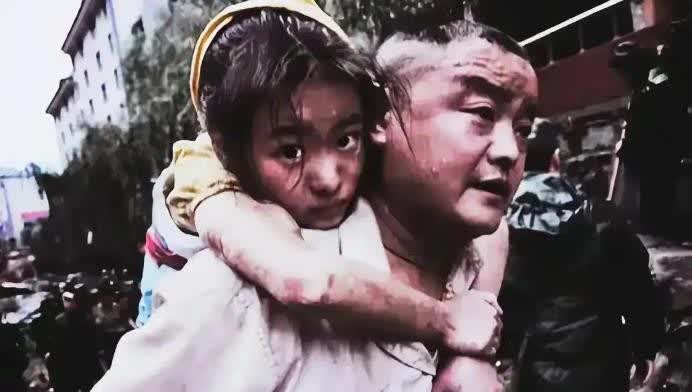 汶川大地震现场，救援人员带着挖掘机要清理废墟，却被一名中年男子拦了下来：“不能动