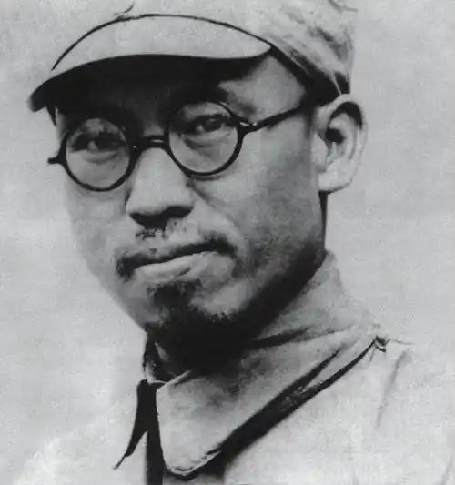 1942年，一名战士正在洗衣服时，罗荣桓偶然路过，看到这名战士拿着衣服擦拭石头，