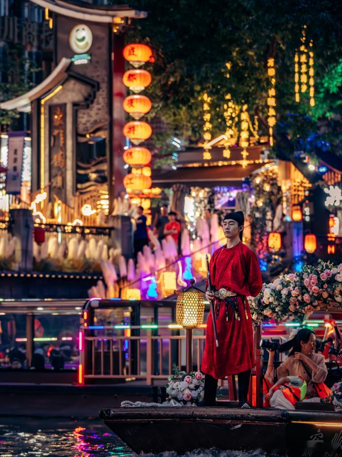 四川人的夜晚，早就玩出百般花样🌃江上游船、江畔夜市、登山观夜景、沉浸式不夜城，