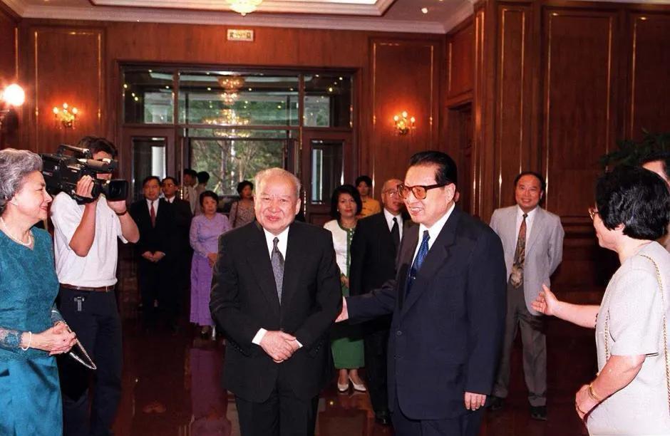 乔石和夫人1997年8月27日，在北京，会见即将回国的柬埔寨国王西哈努克和夫人。