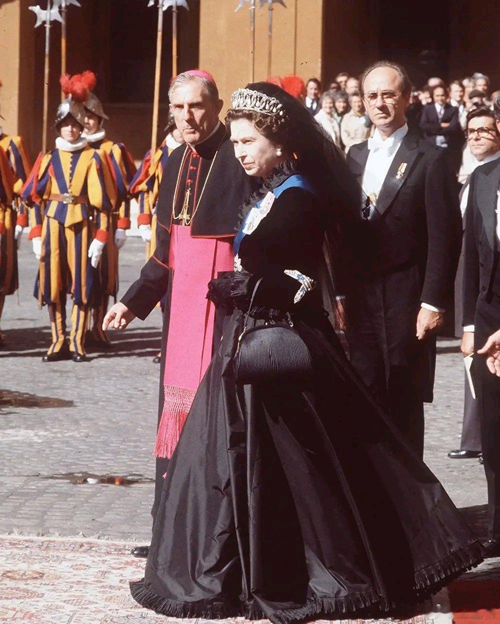 英国王室🇬🇧1980年10月17日，已故伊丽莎白女王访问意大利梵蒂冈。世界