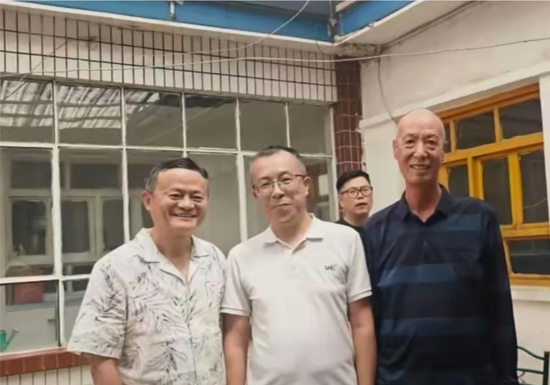 62岁的马云现身甘肃永昌县农村一户人家里做客，了解当地民生情况，他穿衣打扮很低调