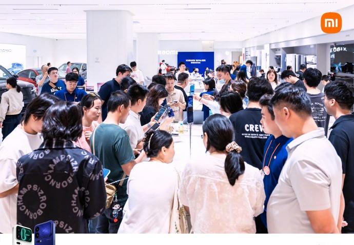 感受一下小米18Pro系列这人气，好久没在线下手机店看到这么多人了，到小米之家