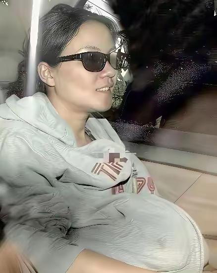 看到王菲孕期的时候的照片，和普通人差不多呢。当年在保姆车啊，记者拍的。这在当年是