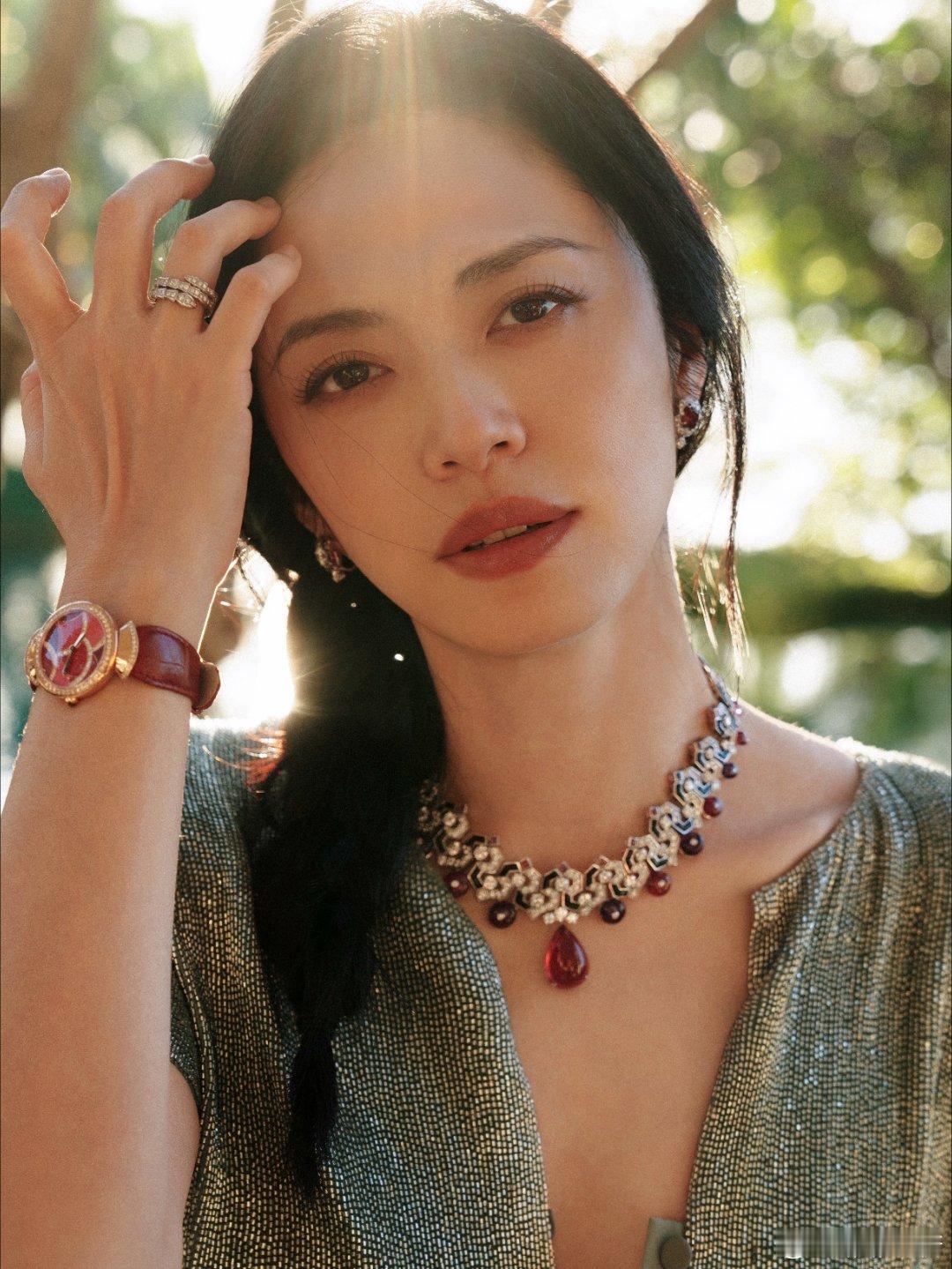 姚晨落日余晖下的高级感穿搭，珠宝与长裙的完美碰撞每一张都是大片既视感～