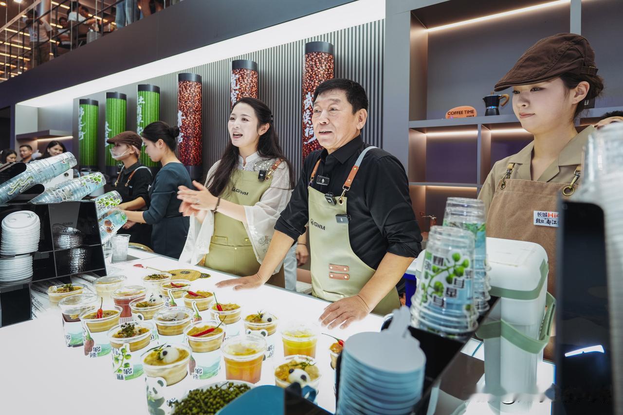 魏建军化身茶饮师，在成都车展，给用户送奶茶了！令人意想不到的是，魏建军身着得