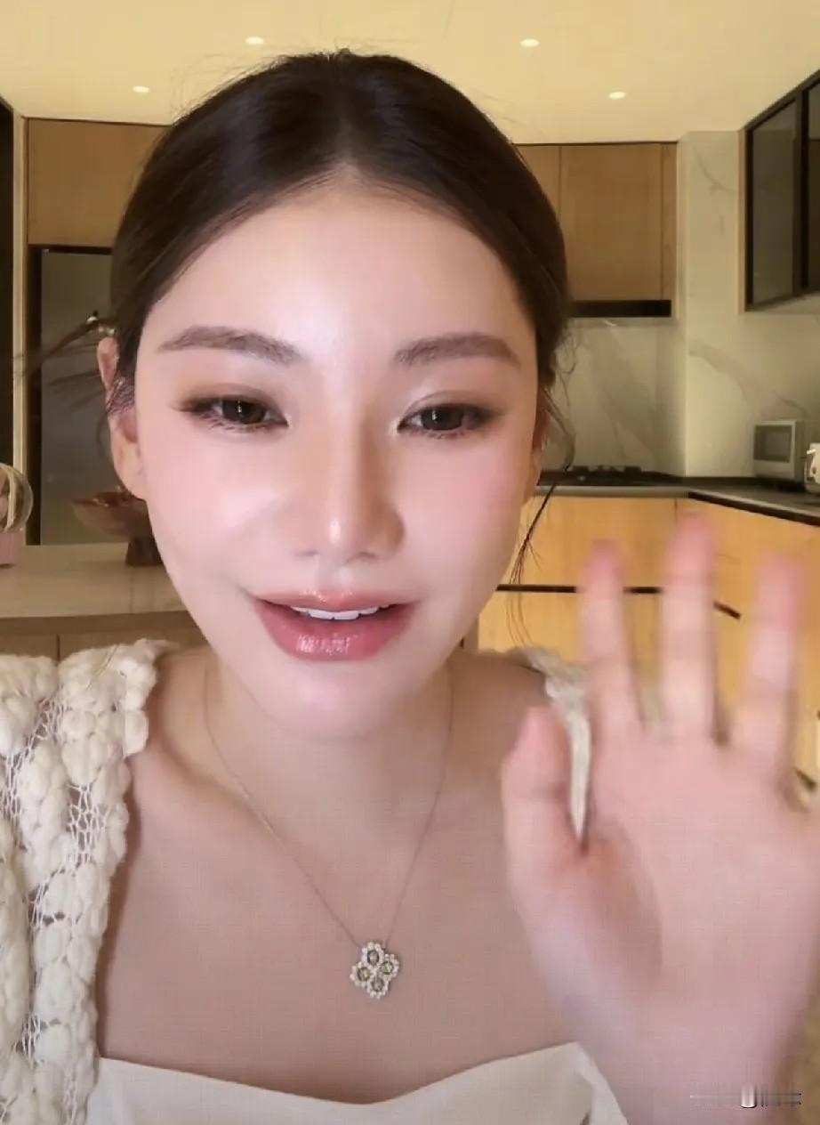 马筱梅今晚开播没多久，汪小菲说要带她出去吃大餐。马筱梅跟粉丝请假:老板说，要带