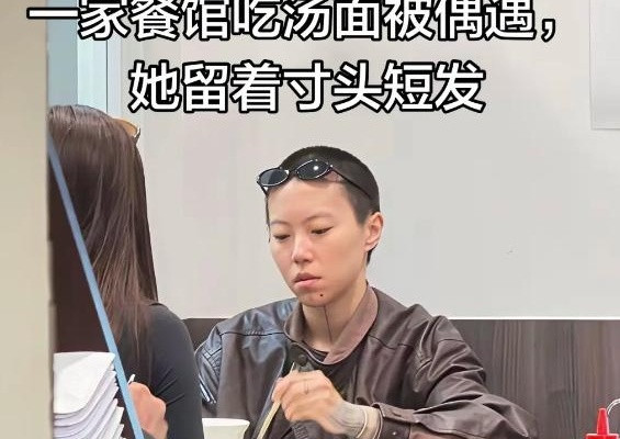 在巴黎街头嗦一碗热气腾腾的面条，一抬头，居然是顶着寸头的窦靖童！这画面，是不是有点太接地气了？路人镜