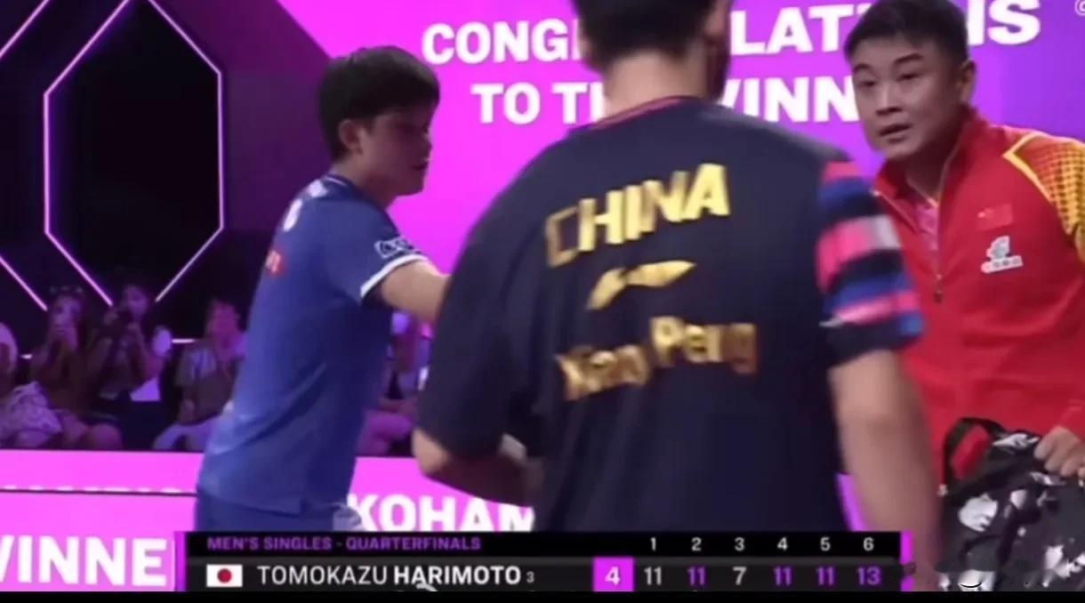 WTT横滨冠军赛，出现了非常不友好的一幕！起因是张本智和赢下向鹏后，去与王皓击